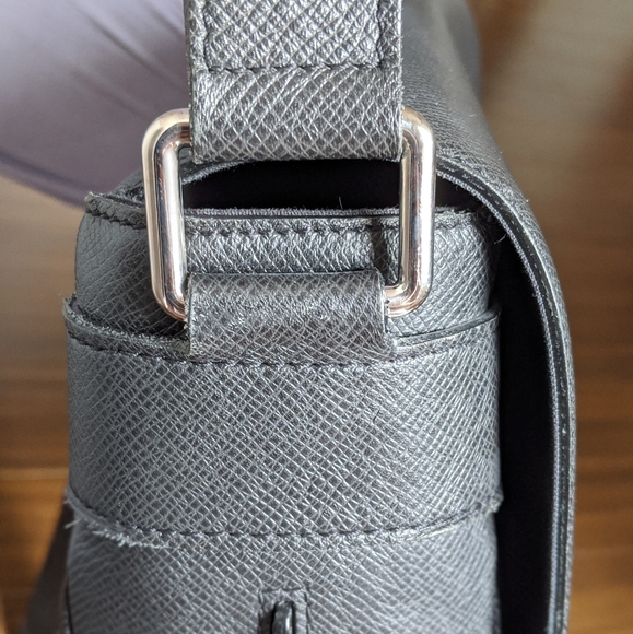 💯Authentic LV Taiga Roman Messenger Bag - Picture 2 of 8
